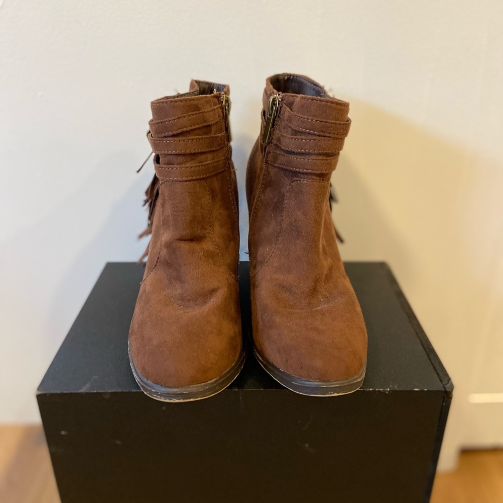 Dollhouse Demeanor Brown Fringe Booties Size 7